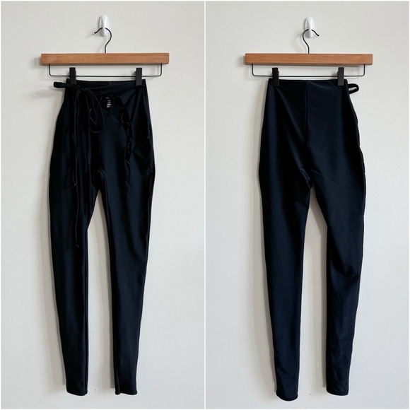 SKIMS • Lace Up Leggings in Onyx - Picture 3 of 11